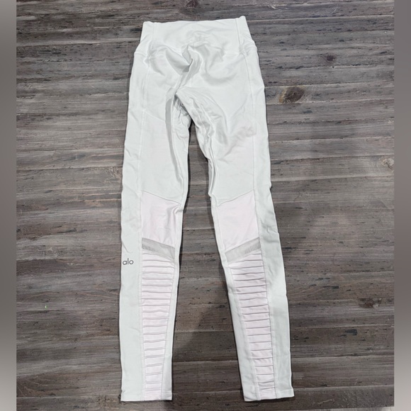 ALO Yoga White High-Waisted Moto Leggings with Ribbed Detail - Picture 4 of 5